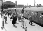 Abfahrt eines aus den berüchtigten Donnerbüchsen und anderen Personenwagen gebildeten Feriensonderzuges vom Stettiner Bahnhof in Berlin zur Ostsee. (1934) <i>Foto: RVM</i>