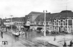 Das Empfangsgebäude des Hauptbahnhofs von Münster in Westfalen. Auf dem Bahnhofplatz der Gothaer Straßenbahn Triebwagen 64. Bei insgesamt 102 alliierten Luftangriffen während des Zweiten Weltkriegs auf Münster wurde das hier gezeigte Bahnhofsgebäude vollständig zerstört. (1930) <i>Foto: RVM</i>