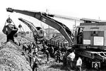 Einsatz eines Schienenkrans bei Gleisbauarbeiten in einem unbekannten Bahnhof. (1959) <i>Foto: Quebe</i>