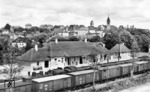 Der Bahnhof Pfullendorf an der Strecke (Aulendorf-) Altshausen - Schwackenreute (-Radolfzell). Im Bahnhof steht ein Personenzug mit einer bad. VI b (Baureihe 75). Davor eine Reihe gedeckter Güterwagen: Preußisch, württembergisch, bayrisch und Verbandswagen, also ein typischer Querschnitt der Reichsbahn-Zeit. (1930) <i>Foto: RVM</i>