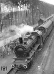 55 2738 wurde anlässlich der 125 Jahrfeier der Bundesbahndirektion Wuppertal im Frühjahr 1971 in den preußischen Farben grün/schwarz umlackiert und mit der Betriebsnummer "Cöln 4554" versehen. Anlässlich einer FEC-Sonderfahrt fuhr sie beim Bw Gremberg erstmalig unter der falschen Betriebsnummer, hier während eines Fotohalts in Porz-Königsforst. (25.04.1971) <i>Foto: Wolfgang Bügel</i>