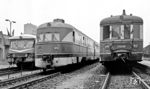 184 002 (WUMAG, Görlitz, rechts) der Bauart "Ruhr" wurde 1938 speziell für die Bedürfnisse eines schnellen Nahverkehrs im Ruhrgebiet gebaut. Seine erste Beheimatung als VT 137 291 a/b Essen war im Bww Dortmund Bbf. Die acht gebauten Triebwagen wurden aber bereits Anfang 1939 nach nur halbjähriger Betriebszeit an der Ruhr an die RBD Saarbrücken abgegeben, von wo sie vollzählig zum Bahnbetriebswerk Dresden-Pieschen weitergegeben wurden. Von den sechs in Dresden-Pieschen beheimateten Fahrzeugen konnten fünf nach dem Krieg wieder in den Betriebsdienst aufgenommen werden. Mit Einführung des EDV-Nummernsystems bei der DR erhielt VT 137 291 die neue Bezeichnung 184 002. 1982 abgestellt, wurde er am 30.11.1984 ausgemustert und im März 1986 in Wittenberge zerlegt. 182 004 (Bildmitte) wurde am 06.10.1938 als SVT 137 278 (Bauart "Köln") beim Bw Berlin-Anhalter Bf in Dienst gestellt. Die Bauart "Köln" war die größte gebaute Serie von Schnelltriebwagen bei der DRG mit 14 Stück. Bei der DR verblieben lediglich zwei Züge. Anfang der 1970er Jahre erhielten die Fahrzeuge die neue Bezeichnung 182.0, wobei immer ein Endwagen und der Mittelwagen durchnummeriert wurden und der zweite Endwagen eine 500er-Nummer bekam. Links steht 173 002 (VT 4.12, Bauart Bautzen), ein 1963 entwickelter Baumusterzug eines vierachsigen LVT. Eine Serienproduktion erfolgte nicht, da sich die Deutsche Reichsbahn für den Weiterbau des zweiachsigen Schienenomnibus der Bauart Bautzen (DR-Baureihe VT 2.09) entschied. (06.10.1975) <i>Foto: Karsten Risch</i>