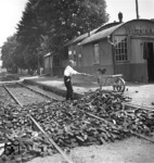Nicht etwa die verlorene Kohlenladung eines Güterwagens, sondern die angelieferte Hausbrandversorgung mit Braunkohlenbriketts wird durch den Angestellten des Bahnhofs Watzerath an der Bahnstrecke Prüm - Pronsfeld aus den Gleisen beseitigt. (1931) <i>Foto: RBD Köln (Felten)</i>