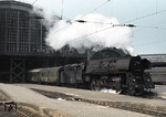 01 0508-0 (01 508) verlässt vor P 3025 nach Saalfeld den Leipziger Hauptbahnhof. (08.05.1980) <i>Foto: Peter Schiffer</i>