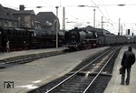 01 2204-4 begegnet vor E 802 (Sonneberg - Leipzig) der auf Ausfahrt wartenden 01 0510-5 (ehemalige 01 139) in Leipzig Hbf. (08.05.1980) <i>Foto: Peter Schiffer</i>