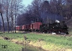 99 1566 + 99 1564 ziehen einen beachtlichen Rollbock-Güterzug am Flüsschen Döllnitz bei Oschatz vorbei. (05.05.1980) <i>Foto: Peter Schiffer</i>