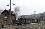 Planmäßiger Wasserhalt war für alle Züge auf der Schmalspurbahn Wolkenstein - Jöhstadt das Wasserhaus in Steinbach. Die Preßnitztalbahn war die letzte Schmalspurbahn, die in der DDR stillgelegt und in den Jahren 1984 bis 1989 abgebaut wurde. Heute ist der Bahnhof Steinbach Endpunkt der von Jöhstadt kommenden Museumsbahn. (04.05.1980) <i>Foto: Peter Schiffer</i>