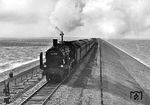 38 2578 (Bw Husum) mit einem Schnellzug an der Blockstelle Hindenburgdamm auf dem Weg zum Festland. Die Lok war erst am 26.10.1937 vom Bw Lehrte an die RBD Altona überwiesen worden.  (1938) <i>Foto: Walter Hollnagel</i>