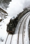 Blick vom Tunnelportal des Hönebacher Tunnels auf 01 0533-8 mit D 217 (Frankfurt/M - Berlin). (28.02.1973) <i>Foto: Peter Schiffer</i>