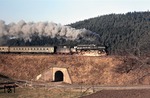 01 0534-6 strebt mit D 1099 (Frankfurt/M - Leipzig) dem Grenzbahnhof Gerstungen entgegen. (12.12.1972) <i>Foto: Peter Schiffer</i>