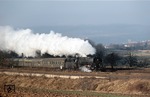 01 0533-8 erklimmt vor D 217 (Frankfurt/M - Berlin) in einer langen Kurve zwischen Seulingswald und Richelsdorfer Gebirge die Steigung aus dem Fuldatal am Abzweig Weiterode. (12.12.1972) <i>Foto: Peter Schiffer</i>
