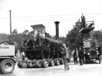 Die erste deutsche Schnellzuglok aus dem Jahr 1853 (Lok "Pfalz") auf dem Weg zur Olympia-Ausstellung "Deutschland" in Berlin. (1936) <i>Foto: RVM</i>
