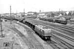 E 50 056 (Bw Kornwestheim) fährt mit einem Güterzug durch Bruchsal. (24.06.1962) <i>Foto: Helmut Röth</i>