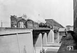 Am 1. August 1867 wurde eine kombinierte Straßen- und Eisenbahnbrücke über den Rhein zwischen Ludwigshafen (Rhein) und Mannheim eröffnet. Bereits 1906 wurde festgestellt, dass die Brücke in ihren Abmessungen zu klein geworden war. Es dauerte jedoch bis 1928, um mit den Planungen einer Erweiterung zu beginnen. Eine neue Eisenbahnbrücke wurde 1931/32 direkt neben der bestehenden Brücke errichtet. Die alte Eisenbahnbrücke (ganz links) wurde für den Straßenverkehr umgebaut. Die Belastungsprobe fand mit mehreren Loks der Baureihe 43 vom Bw Mannheim Rbf statt. (1932) <i>Foto: RVM</i>