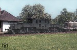 Die Baureihe 1100 und 1100.1 waren elektrische Schnellzug-Lokomotiven der Österreichischen Bundesbahnen (BBÖ). Die ersten Exemplare wurden 1923/24 in Dienst gestellt. Nach dem Anschluss Österreichs im Jahre 1938 bezeichnete die Deutsche Reichsbahn sie als E 89 (1100) und E 89.1 (1100.1). Nach den Zweiten Weltkrieg kamen die verbliebenen Maschinen zur neu gegründeten ÖBB, die sie erst im Jahre 1979 vollständig ausmusterte. Hier rollt 1189.07 (ex 1100.07 bzw. E 89 107) vor einem Güterzug im frühlingshaften Salzkammergut am Haltepunkt Wankham vorbei.  (16.05.1979) <i>Foto: Peter Schiffer</i>