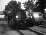 Eine Köf II und ein Kleinwagen auf der Verkehrsausstellung "Schiene und Straße" in Essen (Gruga). (07.09.1951) <i>Foto: Willi Marotz</i>