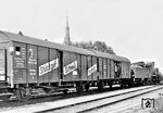 Der Stückgut-Schnellverkehr war die Antwort der DRG auf die wachsende Konkurrenz durch den LKW. Bereits 1927 wurde von der Deutschen Reichsbahn ein Konzept entwickelt, das ein flächendeckendes Netz zum beschleunigten Stückguttransport vorsah. Zur beschleunigten Bedienung des Stückgutverkehrs wurden besondere Fahrzeugeinheiten in Leichtgüterzügen (Leig) geschaffen, die entsprechend als "Stückgut-Schnellverkehr" beschriftet waren. Wesentlich für den Betriebsablauf war, dass die Stückgüter bereits während der Fahrt sortiert werden konnten. So konnte der Transport zu einem Sortierbahnhof (Stückgutumladebahnhof) vermieden werden. Je Doppelwagen befand sich in einem Wagen der „Eingang“, im anderen Wagen nur der „Ausgang“ der Waren. In den 1970er Jahren konnte das Konzept des Stückgut-Schnellverkehrs nicht mehr mit dem immer flexibler werdenden Lkw- und kombinierten Verkehr mithalten und wurde schrittweise aufgegeben. Das Bild zeigt den Leig-Zug 5606, der auf dem Laufweg Stettin—Berlin eingesetzt wurde, bespannt mit einer preußischen P 4² (Baureihe 36) vom Bw Stettin Gb. (1932) <i>Foto: RVM</i>