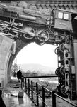55 3245 (Bw Goslar) ist im Bahnhof Oker in diesen spektakulären Unfall verwickelt. Offenbar überfuhr sie den Gleisabschluß vor der Okerbrücke, wobei der Tender in die Tiefe stürzte. Die Brücke befand sich gerade zwecks Verbreiterung im Umbau. Der Unfall dürfte Anlass für die Ausmusterung der Lok gewesen sein, dessen Zeitpunkt leider nicht bekannt ist. Die Loknummer wurde 1941 für die polnische Tp4-335 erneut vergeben.  (1931) <i>Foto: Privatfoto</i>