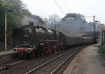 01 2204-4 rollt vor P 3025 nach Saalfeld in den Haltepunkt Leipzig-Coppiplatz ein, der aus Anlaß des 1. Mai-Feiertags entsprechend dekoriert wurde. (30.04.1980) <i>Foto: Peter Schiffer</i>