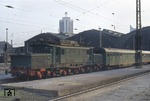 254 069-8 (ex E 94 069) vor der Leerwagenreisegarnitur des Schnellzugs aus Rostock im Leipziger Hauptbahnhof. (30.04.1980) <i>Foto: Peter Schiffer</i>