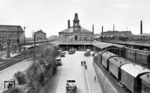 Der Obere Bahnhof in Reichenbach im Vogtland ist ein Inselbahnhof an der Strecke Leipzig - Hof mit sechs Gleisen, jeweils drei pro Seite. Die Inselbahnsteige (Gleise 1/2 und 5/6) waren von den Gleisen 3 bzw. 4 aus durch Unterführungen zugänglich. Eine dritte Fußgängerunterführung verband die Straße "Am Bahnhof", später Fedor-Flinzer-Straße, an deren Ende (sie war eine Sackgasse) unter den Gleisen 1 bis 3 hinweg mit der großen Wartehalle im Bahnhofsgebäude. Für Fahrzeuge und Fußgänger aus Richtung Stadtzentrum gab es eine große Unterführung (ebenfalls unter den Gleisen 1 bis 3) von der Bahnhofstraße aus, die auf den Bahnhofsvorplatz inmitten der Gleise mündete (Quelle: Wikipedia). (1930) <i>Foto: RVM</i>
