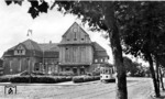 Das Empfangsgebäude des Solinger Hauptbahnhofs an der Bahnstrecke Solingen - Remscheid. Dieses Gebäude wurde 1910 errichtet und im Zweiten Weltkrieg 1944 zerstört. Mit Errichtung zweier neuer Haltepunkte in unmittelbarer Nähe des alten Hauptbahnhofs (Sg-Grünewald und Solingen-Mitte) wurde der in der Solinger Innenstadt liegende Bahnhof zum Fahrplanwechsel am 10. Dezember 2006 außer Betrieb genommen. Zeitgleich wurde der Bahnhof Solingen-Ohligs zum neuen Solinger Hauptbahnhof. (1930) <i>Foto: RVM</i>
