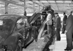 Besuch einer Abordnung der Bundesbahndirektion Hannover im neuen VW-Verladebahnhof in Wolfsburg. Der Herr ganz rechts ist der damalige Direktionspräsident Hermann Wegener, der von 1947 bis 1959 die Direktion leitete.  (1953) <i>Foto: Berkowski</i>