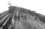 An einem regnerischen Frühlingstag des Jahres 1963 fand die Brückenbelastungsprobe des südlichen Überbaus der neuen Fehmarnsundbrücke mit 1100 t Belastungsgewicht aus meheren Dampfloks (u.a. mit 44 1170) und zahlreichen Bundeswehrfahrzeugen statt. Der Bundesbahnfotograf der BD Hamburg war ebenfalls anwesend. (19.04.1963) <i>Foto: Walter Hollnagel</i>
