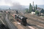 Der bekannte Blick von der Pößnecker Straße auf die nördliche Bahnhofsausfahrt von Saalfeld (wegen der zahlreichen Fotografen im Volksmund auch "Affenfelsen" genannt) und der nach Unterwellenborn ausfahrenden 44 0567 (44 1567). (23.05.1977) <i>Foto: Colin Brack</i>