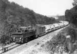 Der Kalksteinabbau rund um Wülfrath soll den Güterverkehr auf der Angertalbahn noch bis ins Jahr 2048 sicherstellen. In den 1930er Jahren rollt 94 751 vom Bw Ratingen-West nahe dem Haltepunkt Steinkothen mit einem für die damalige Zeit typischen Kalkbehälterzug auf der Angertalbahn talwärts. (22.06.1938) <i>Foto: DLA Darmstadt</i>