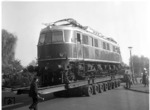 E 19 11 wird zur Verkehrsausstellung "Schiene und Straße" in Essen (Gruga) transportiert. (06.09.1951) <i>Foto: Willi Marotz</i>