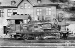 97 024 hat vor dem Verwaltungsgebäude ihrer Heimatdienststelle Bw Linz (Rhein) Aufstellung genommen. Die preußische T 26 waren Zahnradlokomotiven, deren Zahnradtriebwerk für das Befahren von Gleisen mit Zahnstangen System Abt ausgelegt war. Das Zahnradtriebwerk bestand aus zwei Zahnradachsen, von denen jede zwei Zahnräder mit 18 Zähnen trug. Die gekuppelten Zahnräder wurden von zwei Innenzylindern angetrieben. Neben dem Zahnradantrieb besaßen die Lokomotiven noch einen außenliegenden Reibungsantrieb für die Streckenteile in der Ebene. 97 024 wurde von Linz (Rhein) aus über die Steilstrecke nach Flammersfeld eingesetzt. Kurz vor ihrer Ausmusterung im August 1931 wurde die Lok noch schnell von den DLA-Fotografen dokumentiert. (03.05.1931) <i>Foto: DLA Darmstadt (Maey)</i>