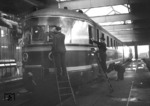 Pflegearbeiten am VT 06 103 im Bw Dortmund. (1951) <i>Foto: Willi Marotz</i>
