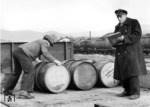 Verladen von Zylinderöl im Bahnhof Gleiwitz. (1938) <i>Foto: RVM</i>