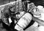 Fassverladung in einer Berliner Güterabfertigung. (1940) <i>Foto: RVM (Ittenbach)</i>