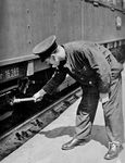 Ein Wagenmeister betätigt in Berlin Anhalter Bahnhof im Rahmen der Bremsprobe den Lösezug am Wagen "Hannover 16389", ein Bü4-30. (1934) <i>Foto: RVM</i>