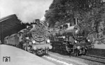 In Wuppertal-Elberfeld stehen in der Morgensonne 38 2983 (Bw Wuppertal-Steinbeck) in Gleis 1 (rechts) und 38 1677 (Bw Düsseldorf Hbf) in Gleis 2 für die "Fahrt ins Blaue" bereit. Der Ausdruck "Fahrt ins Blaue" stammt aus einer Zeit als noch der blau blühende Flachs angebaut wurde und stand als Synonym für einen Ausflug in die Natur. (01.05.1934) <i>Foto: DLA Darmstadt</i>