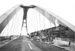 Belastungsprobe der 268 m langen Netzbogenbrücke auf der Fehmarnsundbrücke mit 44 169 (Bw Seelze) und drei weiteren Lokomotiven der Baureihe 44. (06.04.1963) <i>Foto: Walter Hollnagel</i>