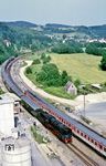 50 622 begegnet auf der Rückfahrt von Amberg nach Nürnberg dem 614 040 im Bahnhof Hartmannshof. (28.07.1985) <i>Foto: Joachim Bügel</i>