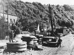 Versenden von Schleifsteinen im Bahnhof Jünkerath in der Eifel. Die Schleifsteine aus rotem Eifelsandstein mit bis zu 2 Metern Durchmesser gingen u.a. zu den Großmesserschleifern im bergischen Solingen.  (1930) <i>Foto: RVM</i>