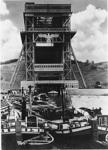 Das am 21. März 1934 in Betrieb genommene Schiffshebewerk Niederfinow ist das älteste noch arbeitende Schiffshebewerk Deutschlands. Es liegt am Oder-Havel-Kanal in Niederfinow / Brandenburg und überwindet den Höhenunterschied von 36 Metern zwischen der Scheitelhaltung und der Oderhaltung.Das Bauwerk ist ein geschütztes Industriedenkmal nach der Haager Konvention zum Schutz von Kulturgut bei bewaffneten Konflikten. Im Dezember 2007 erhielt es die von der Bundesingenieurkammer erstmals verliehene Auszeichnung Historisches Wahrzeichen der Ingenieurbaukunst in Deutschland (Wikipedia). (1934) <i>Foto: RVM (Schulze-Amelung)</i>