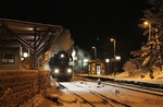 Ein überraschender Schneefall verwandelte den Bahnhof Förtha in ein Wintermärchen, während 41 1144 der IGE „Werrabahn Eisenach“ mit dem "Rodelblitz" RE 16571 (Arnstadt - Eisenach) die nächtliche Stille durchbricht. (12.02.2011) <i>Foto: Joachim Bügel</i>