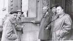 Die Bundesbahn-Direktionsfotografen (v. links n. rechts: Helmut Först (Kassel), Georg Steidl (München), Walter Hollnagel (Hamburg), Helmut Säuberlich (Wuppertal), Paul Trost (Frankfurt) auf einem Farb-Lehrgang an der Bayerischen Staatslehranstalt für Fotografie in München. (1956) <i>Foto: Walter Hollnagel</i>