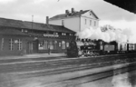 Eine unbekannte pr. G 10 (Baureihe 57.10) rollt mit einem Güterzug durch den Bahnhof Freienwalde/Pommern (heute poln. Chociwel).  (04.1932) <i>Foto: unbekannt</i>