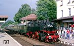 86 457 mit dem Pendelzug E 18566 von Hersbruck nach Nürnberg in Hersbruck rechts der Pegnitz. (03.08.1985) <i>Foto: Joachim Bügel</i>