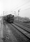 23 073 mit einem Personenzug auf der linken Rheinstrecke bei Spay. (1958) <i>Foto: Slg. Eisenbahnstiftung</i>