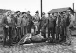 Auch KZ-Angehörige wurden bei der Entschärfung von Blindgängern eingesetzt, wie diese Aufnahme aus Wuppertal-Steinbeck beweist. (1943) <i>Foto: RVM (Eckler)</i>