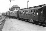 Ein Kindersonderzug nach Zeitz verlässt den Leipziger Hauptbahnhof.  (09.07.1953) <i>Foto: unbekannt</i>