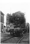 03 126 unfallbeschädigt im Bw Saalfeld. Nach der Pufferaufschrift bespannte die Leipziger Maschine den FD 80, den sie von Halle bis Nürnberg führen sollte. (1940) <i>Foto: RBD Erfurt</i>