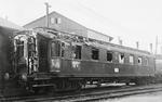 Der teilweise ausgebrannte Schutzwagen "Halle 21059" im Bw Saalfeld. Er war offenkundig im FD 80 eingestellt, der mit der Zuglok 03 126 verunglückte (vgl. Bild-Nr. 5775). Das es kein regulär eingestellter Reisezugwagen war, ergibt sich aus der Seitenaufschrift "Schutzwagen ! Benutzung verboten !" (1940) <i>Foto: RBD Erfurt</i>